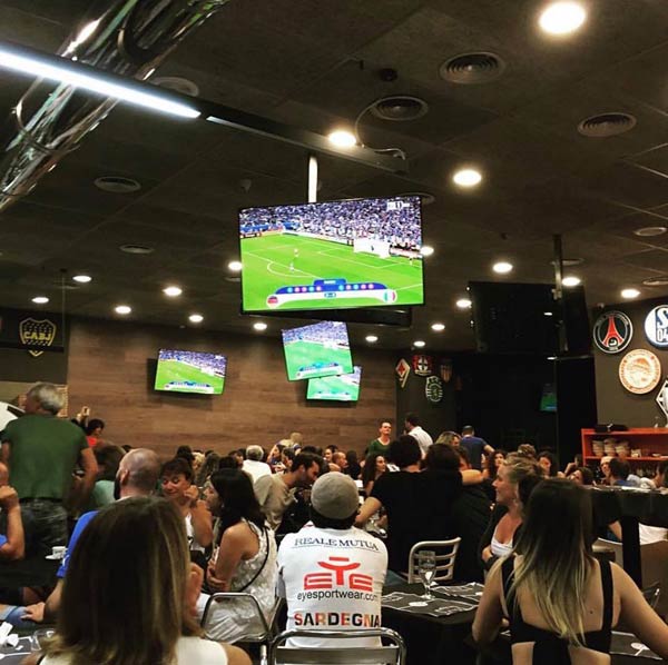 difference between fc barcelona and sports bar cooking fever